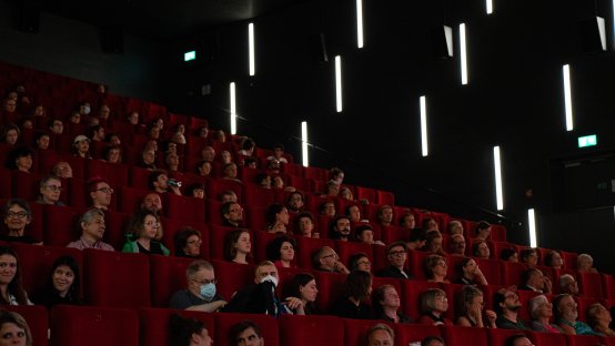 Publikum im Eröffnungsfilm ©Johannes Hofmann